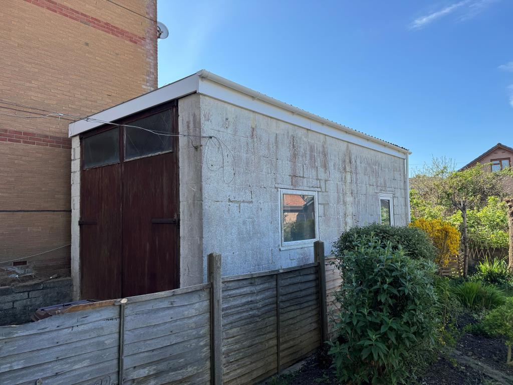 Lot: 23 - FREEHOLD BLOCK OF FIVE FLATS FOR INVESTMENT AND LARGE WORKSHOP/STORE WITH POTENTIAL - The Workshop/Store at the Side of the Building